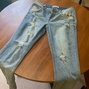 Distressed skinny capri